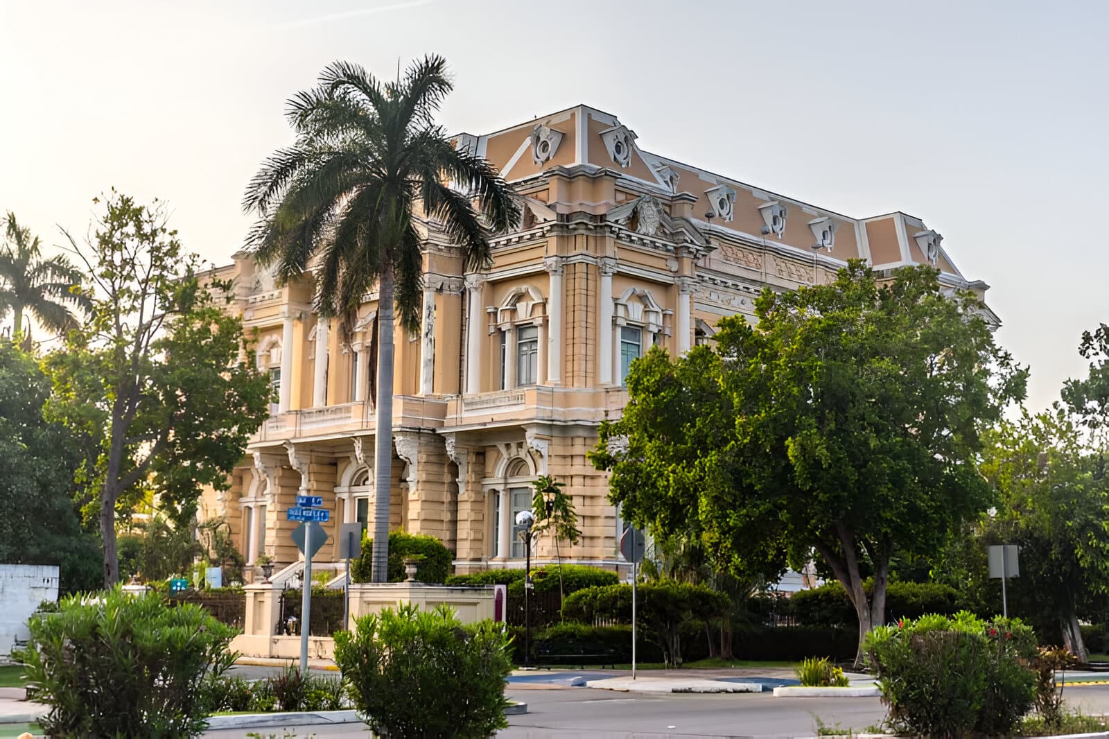 Mérida Moderna: Innovación y Cultura en tu Hogar.